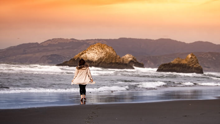 o que fazer com as cinzas de cremação - jogar ao mar