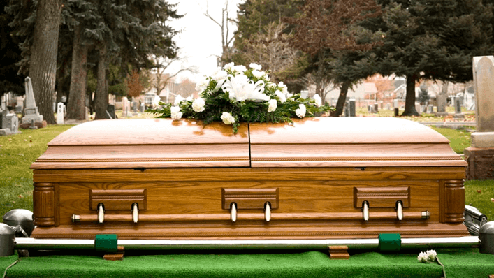 Caixão com flores brancas em cima - auxílio funeral