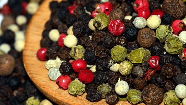 Grãos de pimenta preta, verde, rosa e branca.