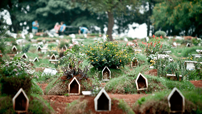 Túmulos de chão no cemitério da Vila Formosa