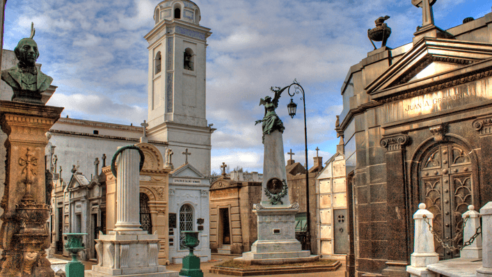 Lápides e Mausoléus no cemitério de La Recoleta