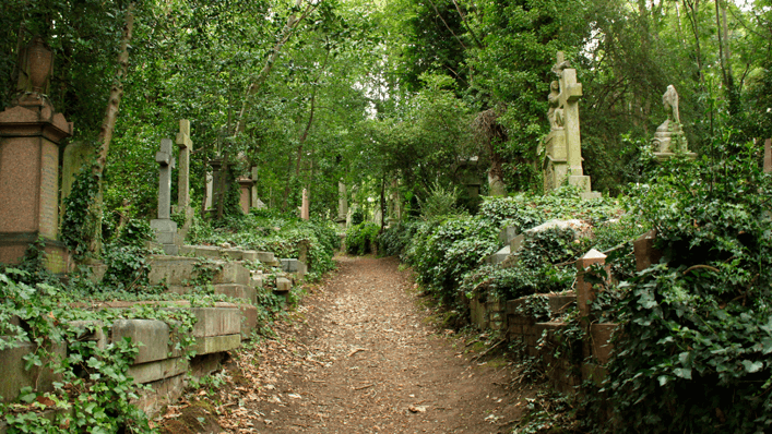Corredor com lápides e túmulos do Highgate Cemetery
