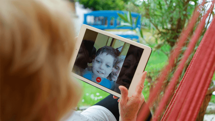 Mãe fazendo videochamada com os filhos - Dia das Mães