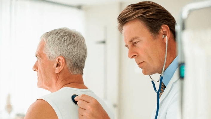 Médico escutando pulmão com estetoscópio - corpo