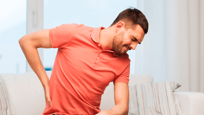 Homem com dor nas costas