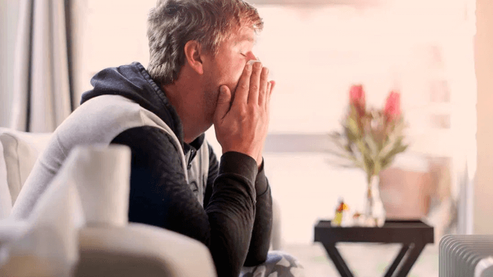 Homem assoando o nariz - falta de ar