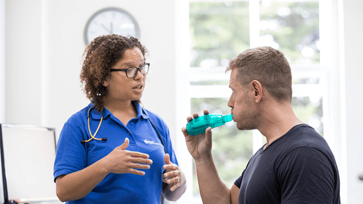 Homem realizando fisioterapia respiratória