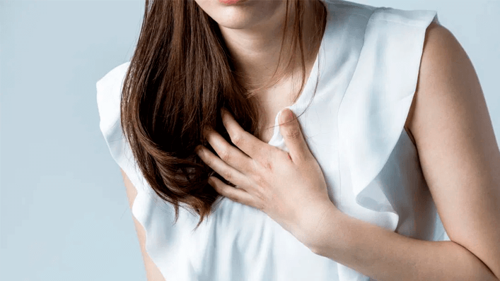 Mulher com dor no peito - infarto em mulheres