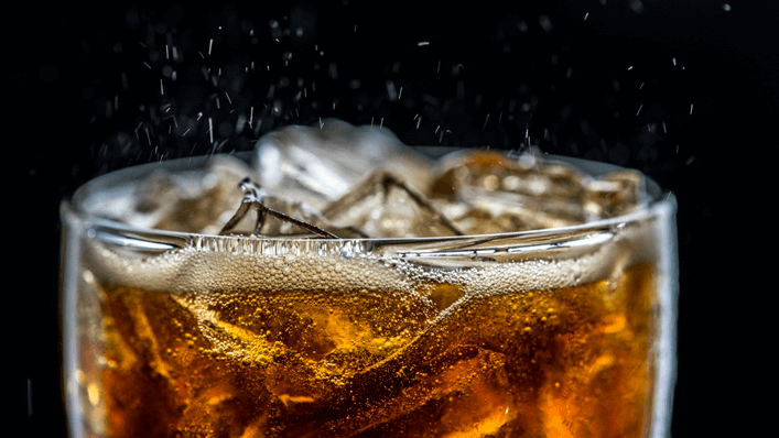 Copo de refrigerante com gelo